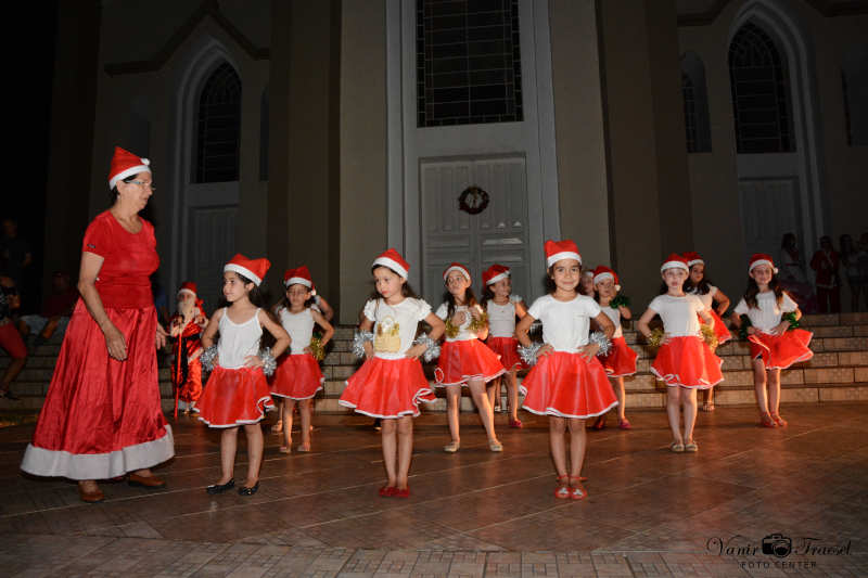 ENCENAÇÕES, CANTOS E COREOGRAFIAS COM MENSAGENS DE NATAL